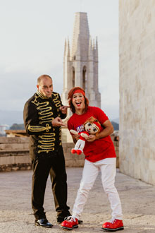Artistes del X Festival Internacional de Circ Elefant d'Or pels carrers de la ciutat. Fotografia de Beto P&eacute;rez