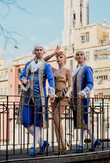 Artistes del X Festival Internacional de Circ Elefant d'Or pels carrers de la ciutat. Fotografia de Beto P&eacute;rez