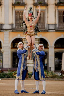 Artistes del X Festival Internacional de Circ Elefant d'Or pels carrers de la ciutat. Fotografia de Beto P&eacute;rez