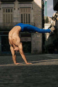 Artistes del X Festival Internacional de Circ Elefant d'Or pels carrers de la ciutat. Fotografia de Beto P&eacute;rez