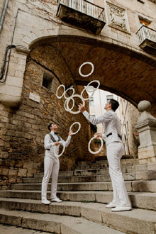 Artistes del X Festival Internacional de Circ Elefant d'Or pels carrers de la ciutat. Fotografia de Beto P&eacute;rez