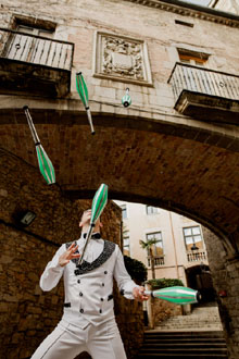 Artistes del X Festival Internacional de Circ Elefant d'Or pels carrers de la ciutat. Fotografia de Beto P&eacute;rez