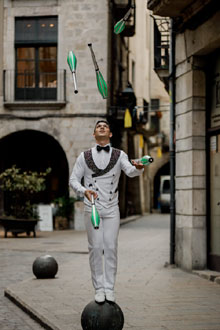 Artistes del X Festival Internacional de Circ Elefant d'Or pels carrers de la ciutat. Fotografia de Beto P&eacute;rez