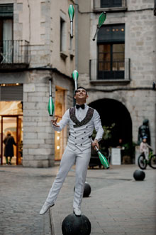 Artistes del X Festival Internacional de Circ Elefant d'Or pels carrers de la ciutat. Fotografia de Beto P&eacute;rez