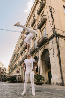 Artistes del X Festival Internacional de Circ Elefant d'Or pels carrers de la ciutat. Fotografia de Beto P&eacute;rez