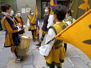 Fires de Sant Narc&iacute;s 2021. Toc de rams. Cerim&ograve;nia del canvi de rams de les gegantes