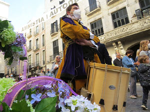 Fires de Sant Narc&iacute;s 2021. Toc de rams. Cerim&ograve;nia del canvi de rams de les gegantes