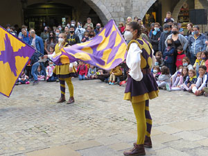 Fires de Sant Narc&iacute;s 2021. Toc de rams. Cerim&ograve;nia del canvi de rams de les gegantes