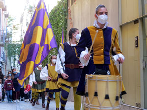 Fires de Sant Narc&iacute;s 2021. Toc de rams. Cerim&ograve;nia del canvi de rams de les gegantes