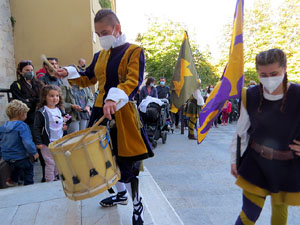 Fires de Sant Narc&iacute;s 2021. Toc de rams. Cerim&ograve;nia del canvi de rams de les gegantes