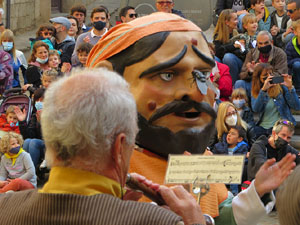 Fires de Sant Narc&iacute;s 2021. Passejada amb els capgrossos pels carrers del Barri Vell
