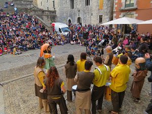 Fires de Sant Narc&iacute;s 2021. Passejada amb els capgrossos pels carrers del Barri Vell