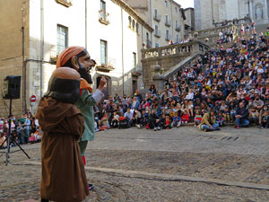 Fires de Sant Narc&iacute;s 2021. Passejada amb els capgrossos pels carrers del Barri Vell