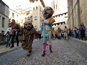 Fires de Sant Narc&iacute;s 2021. Passejada amb els capgrossos pels carrers del Barri Vell