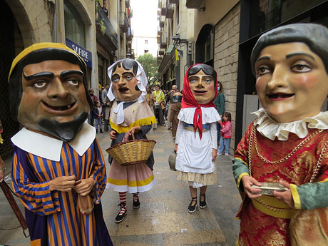Fires de Sant Narc&iacute;s 2021. El preg&oacute;. Passejada amb els capgrossos pels carrers del Barri Vell