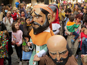 Fires de Sant Narc&iacute;s 2021. Passejada amb els capgrossos pels carrers del Barri Vell