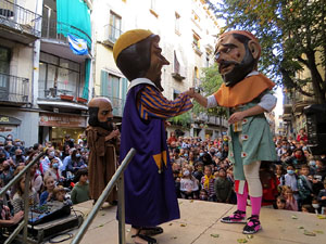 Fires de Sant Narc&iacute;s 2021. Passejada amb els capgrossos pels carrers del Barri Vell