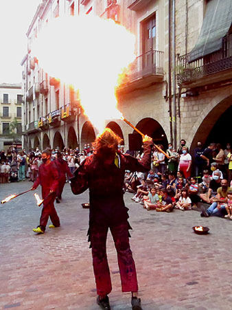 Arribada de la Flama del Canig&oacute; 2021 a la pla&ccedil;a del Vi