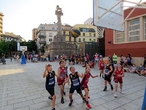 IX Jornada de l'Esport Femen&iacute; 2021 a la pla&ccedil;a Salvador Espriu i la de Francesc Calvet i Rubalcaba
