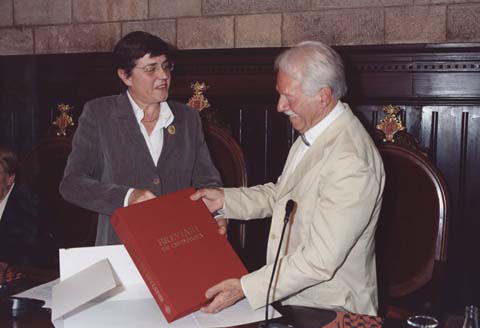L'alcaldessa de Girona Anna Pagans fa lliurament de la distinci&oacute; Athenea i Ciutadania a Josep Tarr&eacute;s. 2004