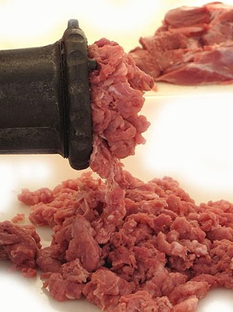 Picada de la carn per les botifarres