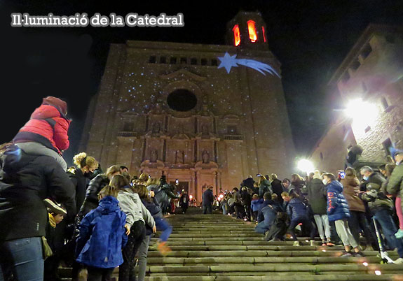La Catedral il&middot;luminada per l'arribada dels Reis