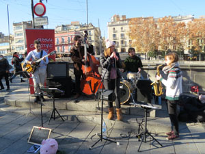Nadal 2021. Girona Christmas Swing. Actuaci&oacute; de Counting Off