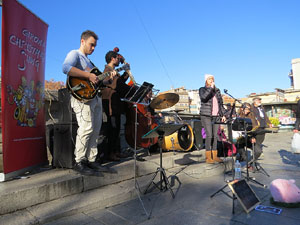 Nadal 2021. Girona Christmas Swing. Actuaci&oacute; de Counting Off