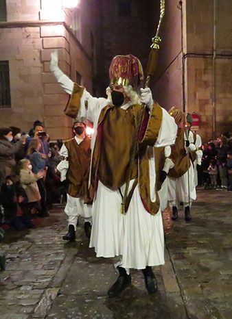 El mag Naj_Mandin arriba a la pla&ccedil;a de la Catedral