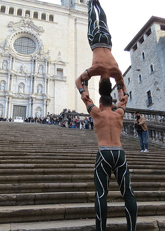 Els germans Giang iniciant l'ascens