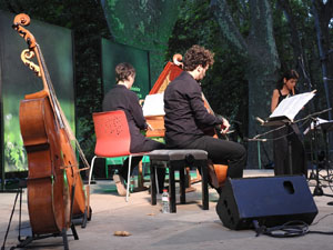Festival Notes al parc 2021. Sara Par&eacute;s, Oleguer Aymam&iacute; i Dani Espasa