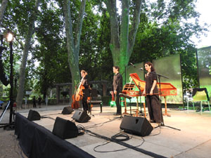 Festival Notes al parc 2021. Sara Par&eacute;s, Oleguer Aymam&iacute; i Dani Espasa