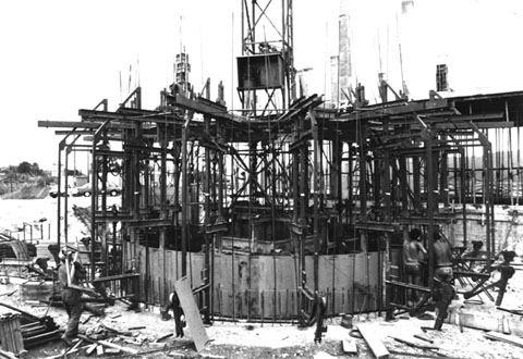 Construcci&oacute; de la Torre de comunicacions. 1990