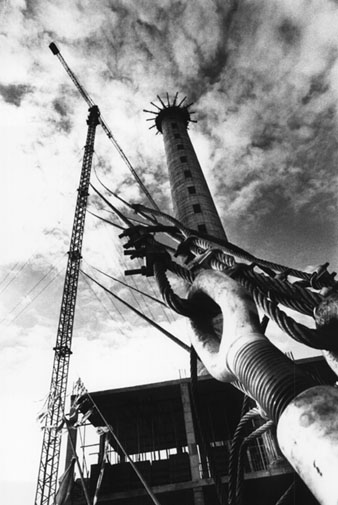 Construcci&oacute; de la Torre de comunicacions. 1990-1991