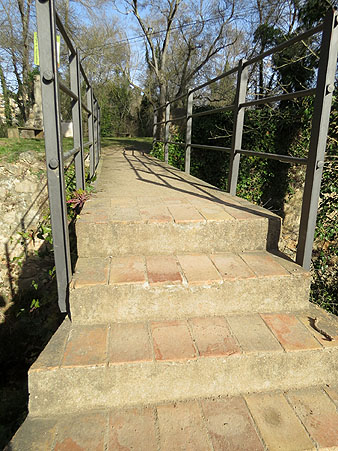 Passera que accedeix a la pla&ccedil;a de les Sardanes