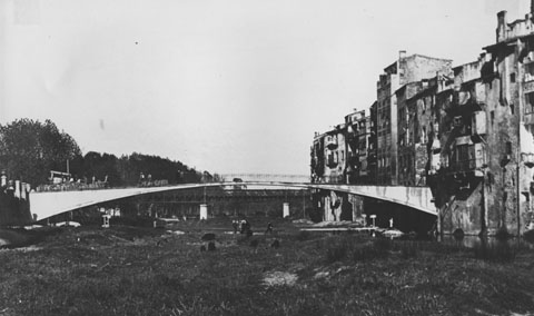 El pont d'en G&oacute;mez sobre el riu Onyar amb sacs penjats per tal de provar la seva resist&egrave;ncia. 1915