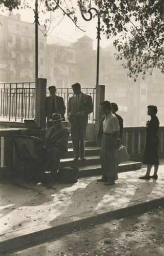 Pintor amb el seu cavallet al Passeig Josep Canalejas, a l'altura del pont d'en G&oacute;mez. 1957