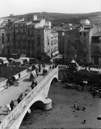 Vista des d'un punt enlairat del pont de Pedra i de l'Areny amb el mercat del bestiar bov&iacute;. 1910