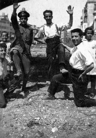Retrat de membres de la fam&iacute;lia Vila Mart&iacute; jugant a l'Areny del riu Onyar, sota el Pont de Pedra. 1926
