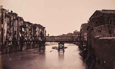 El pont de les Peixateries Velles, sobre el riu Onyar, en fase de construcci&oacute;. Al fons, el convent de Sant Francesc de Paula. 1877