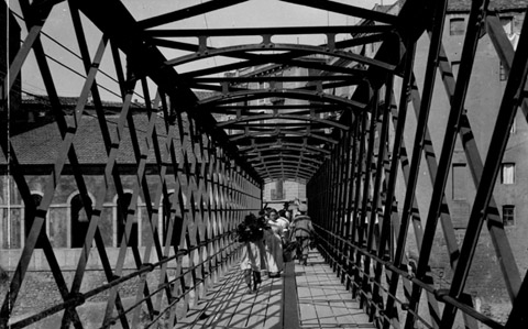 El pont de les Peixateries Velles. Al fons a l'esquerra, l'edifici de les Peixetaries del qual agafa el nom. 1900