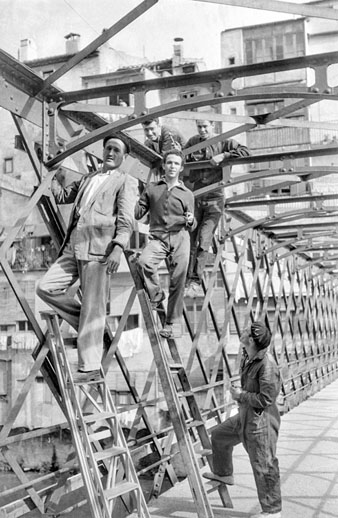 Retrat d'un grup d'homes treballant en l'estructura met&agrave;l&middot;lica del pont de les Peixateries Velles. 1958