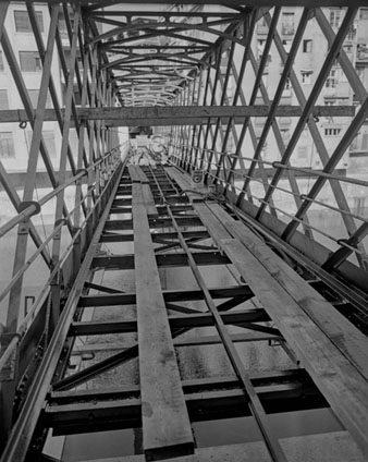 Tasques de reparaci&oacute; del pont de les Peixateries Velles. 1979