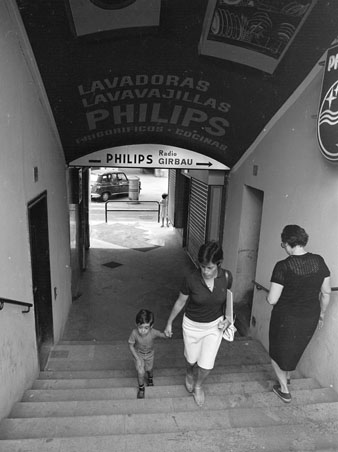 Passad&iacute;s d'acc&eacute;s al pont de les Peixateries Velles des de la Rambla de la Llibertat. 1979