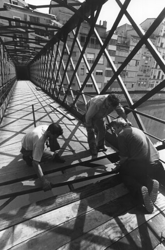 Canvi del s&ograve;l del pont de les Peixateries Velles per roure argent&iacute;. 1992