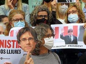 Concentraci&oacute; de protesta per la detenci&oacute; de Carles Puigdemont a l'Alguer