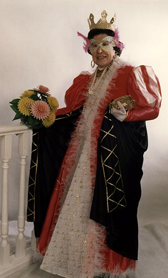 Retrat d'estudi de Soledad Marqu&egrave;s, coneguda com la Rateta, amb una disfressa. 1975