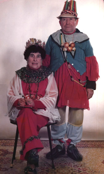 Retrat d'estudi de Soledad Marqu&egrave;s i Pere Oliveras, 'la Sidrala' i 'En Rateta', disfressats. 1979