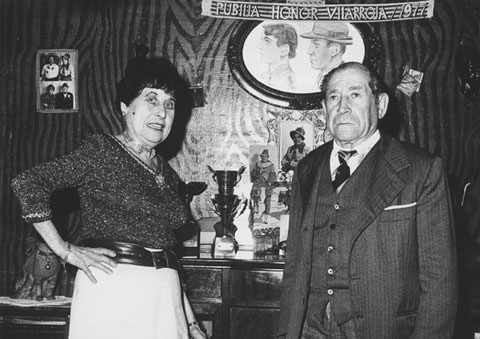 Pere Oliver i Soledad Marqu&egrave;s, en Rateta i la Sidrala, a casa seva. 1977