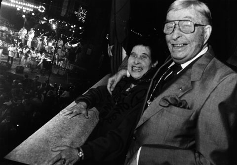 Soledad Marqu&egrave;s, la Sidrala, amb Xavier Cugat al balc&oacute; de l'Ajuntament, durant el preg&oacute; de Fires de Sant Narc&iacute;s. 1986